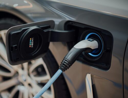 Installierte Batteriekapazität in neuen Elektrofahrzeugen steigt 2024 um 22 %, China führt
